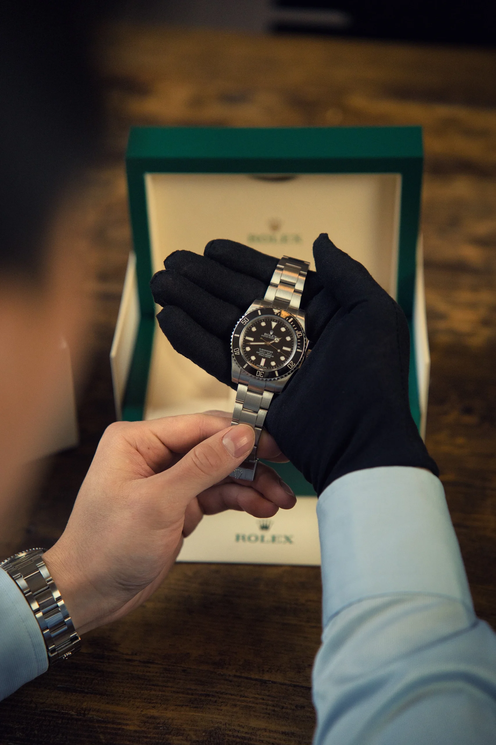 Johannes holder Rolex ur