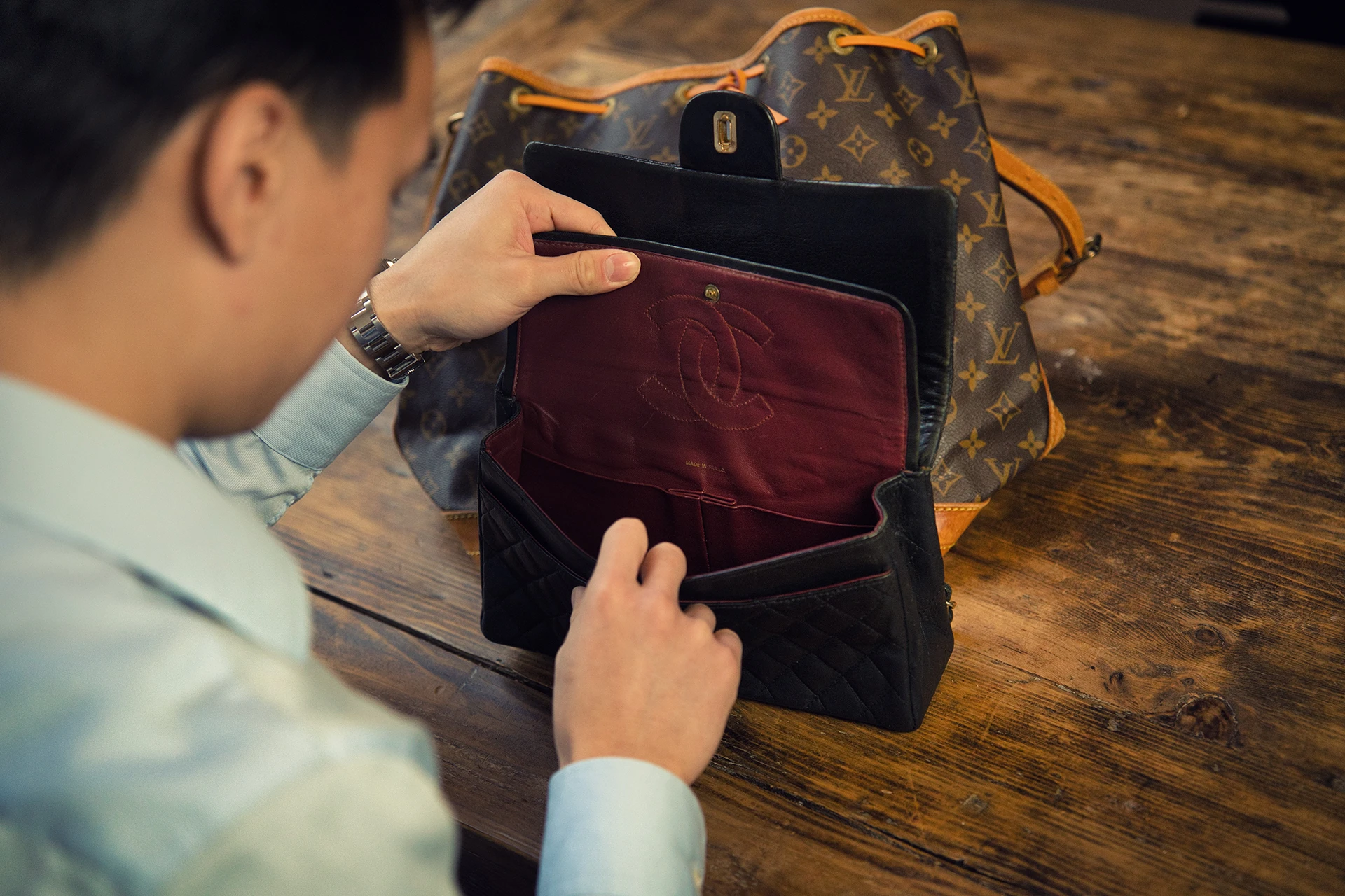 Johannes åbner taske